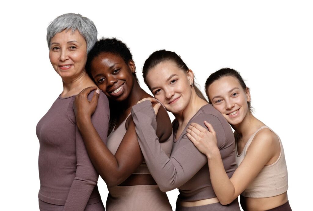 Sequência de mulheres abraçadas.