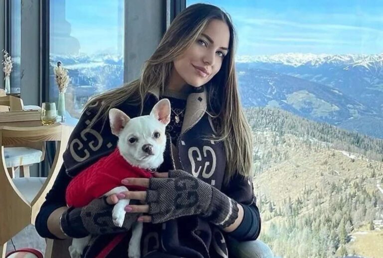 Modelo Pamela Genini em uma foto com o cachorro