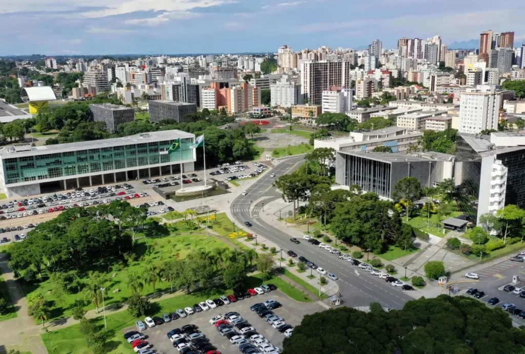 abre-e-fecha-feriado-pascoa-curitiba