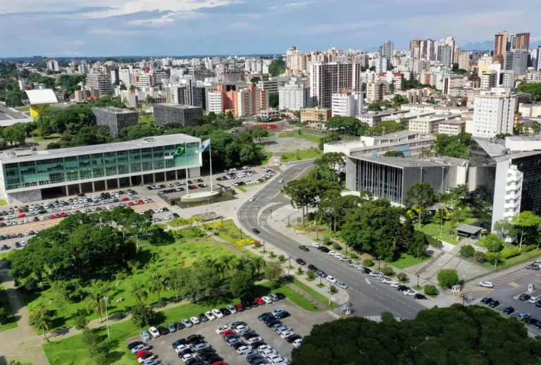 abre-e-fecha-feriado-pascoa-curitiba