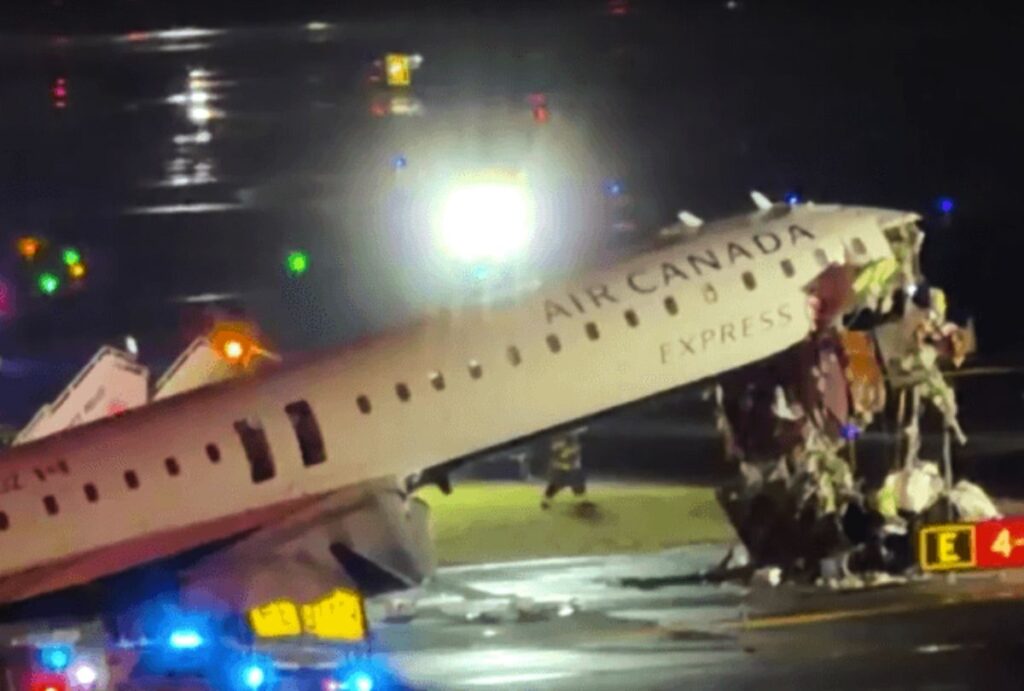 Avião após acidente em Nova York