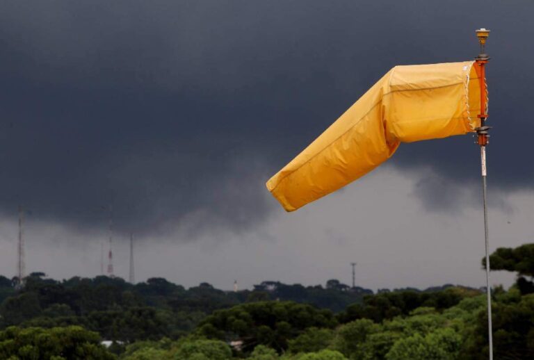 Bandeira amarela com céu cinza de fundo