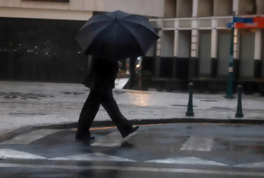 Homem segurando guarda-chuva