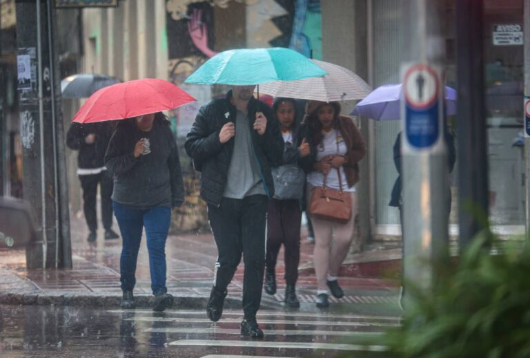 Pessoas andando na chuva