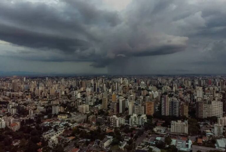 Cidade vista de cima com céu cinza