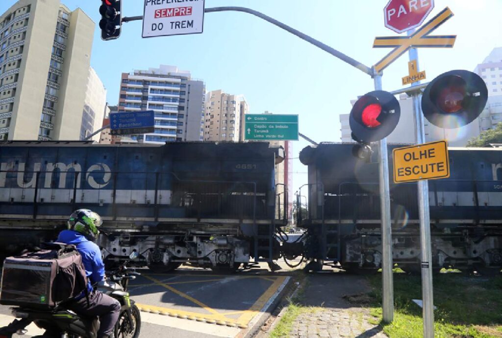 Trem na linha férrea