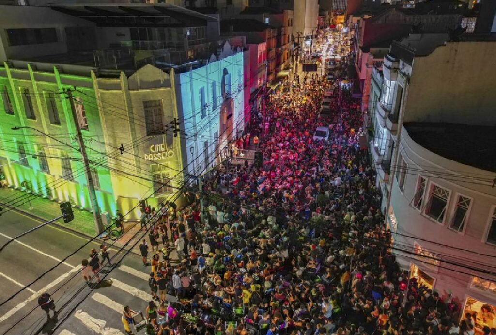Multidão reunida no Cine Passeio