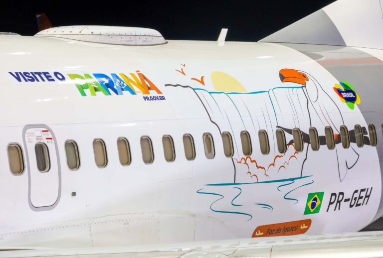 Avião branco estampado com os contornos de Foz do Iguaçu.