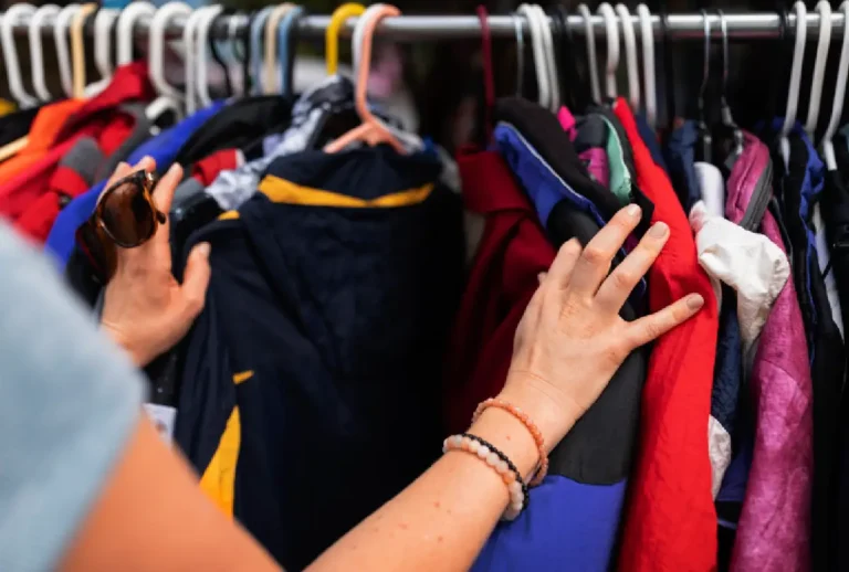 Pessoa escolhendo roupa