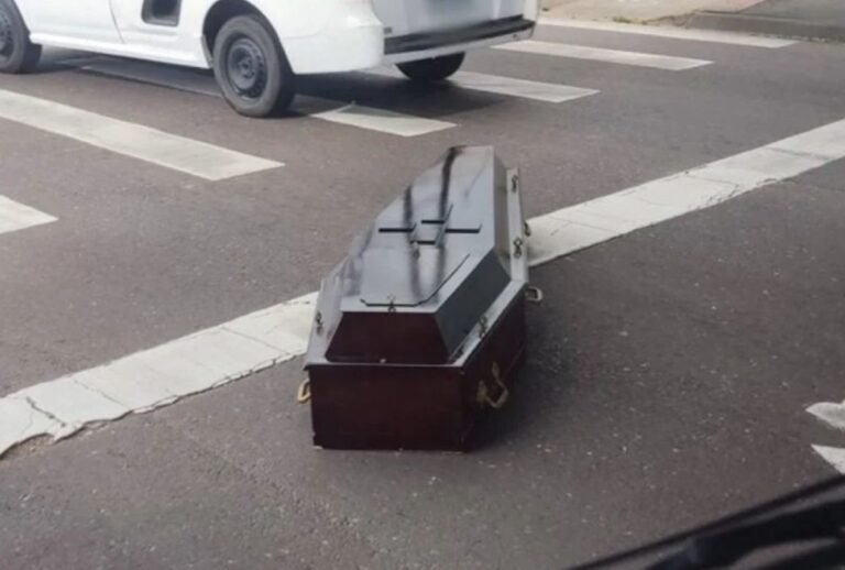 caixao-no-meio-da-rua