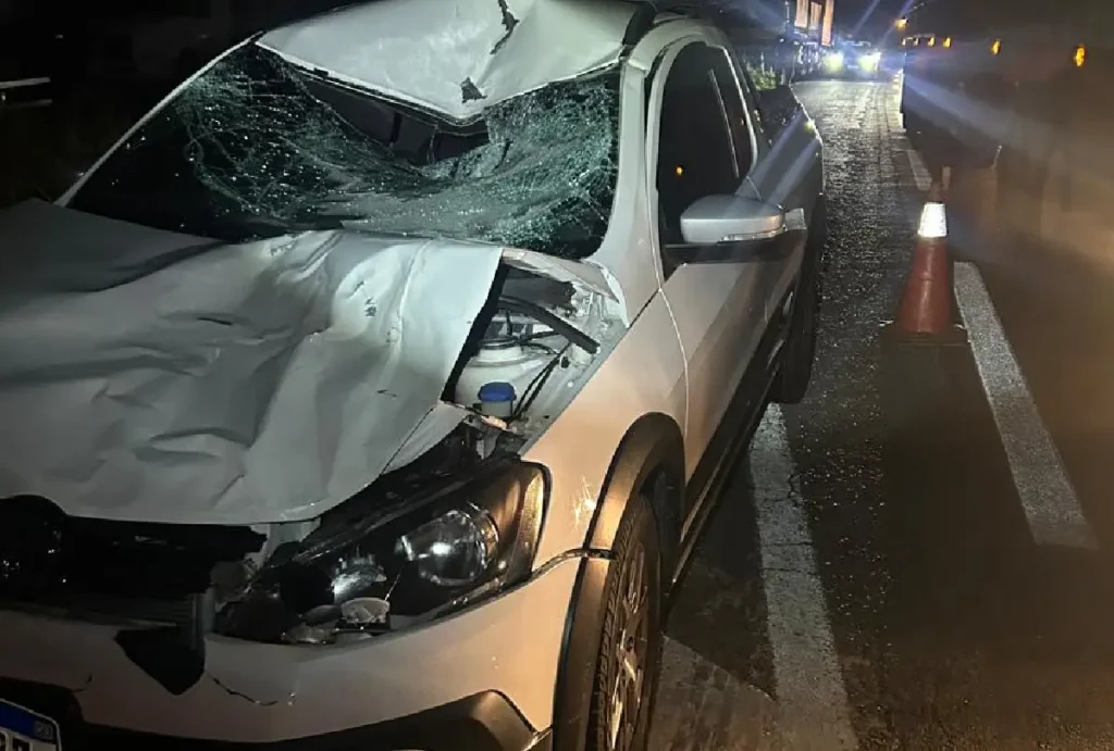 Carro destruído após atropelamento em Campo Largo
