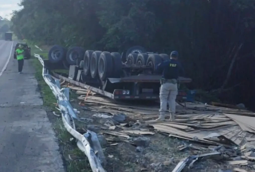 Caminhão capotado na BR-376