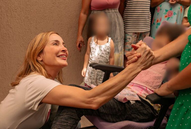Claudia Leitte em visita a casa acolhedora de mulheres vítimas de violência doméstica