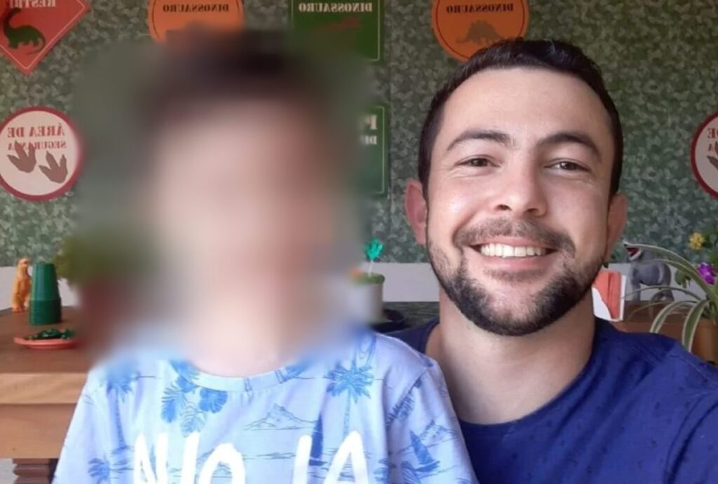 Cliente morto em barbearia em foto ao lado do filho