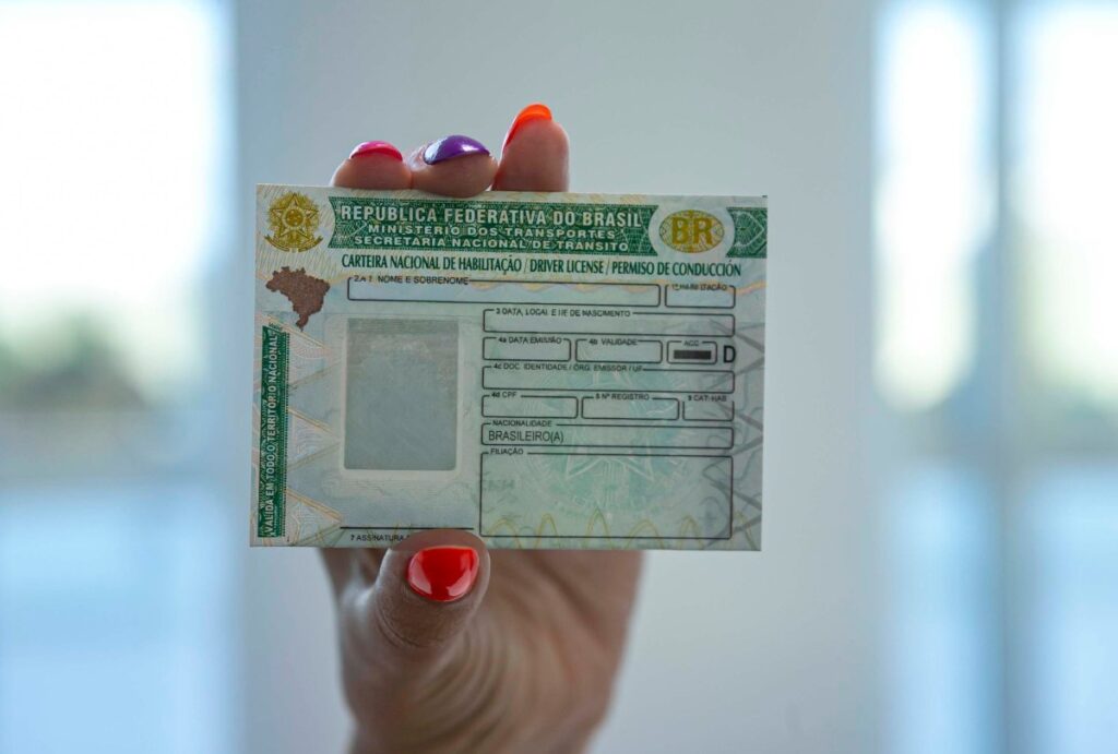 CNH na mão de uma pessoa