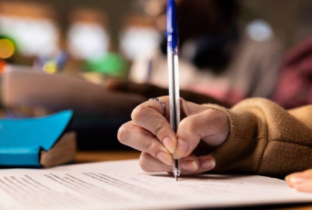 Mulher fazendo prova