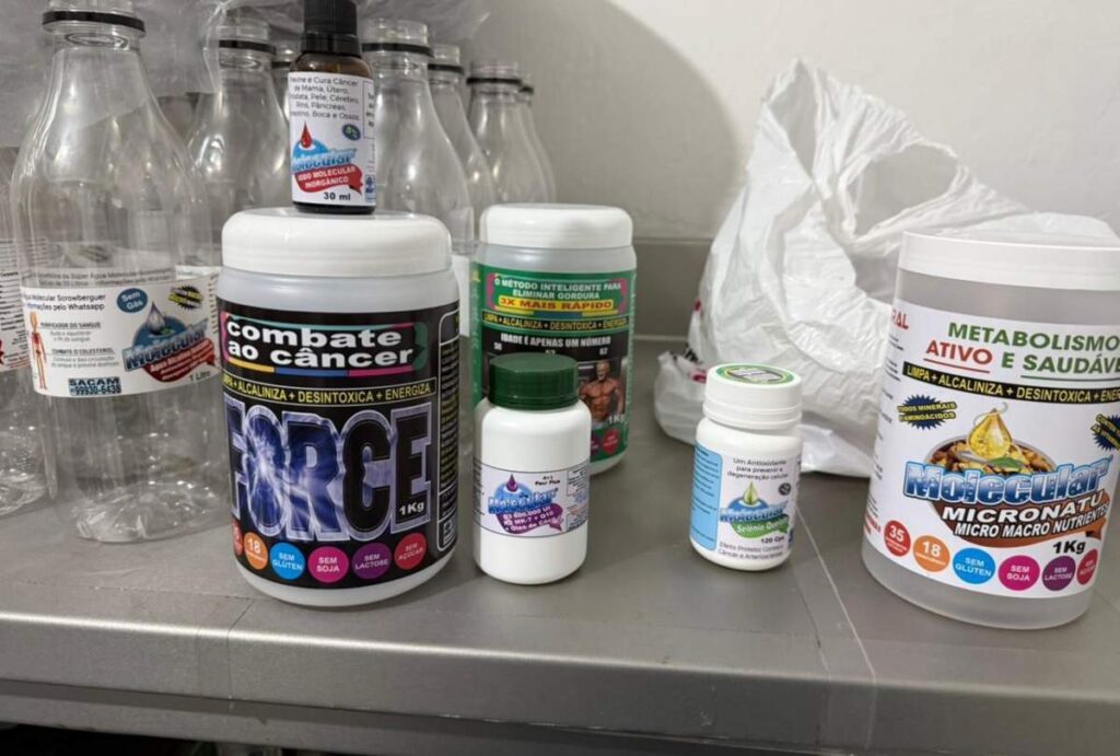 Fracos de produtos encontrados em fábrica clandestina, em Curitiba