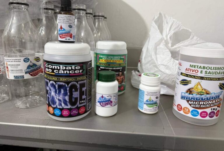 Fracos de produtos encontrados em fábrica clandestina, em Curitiba