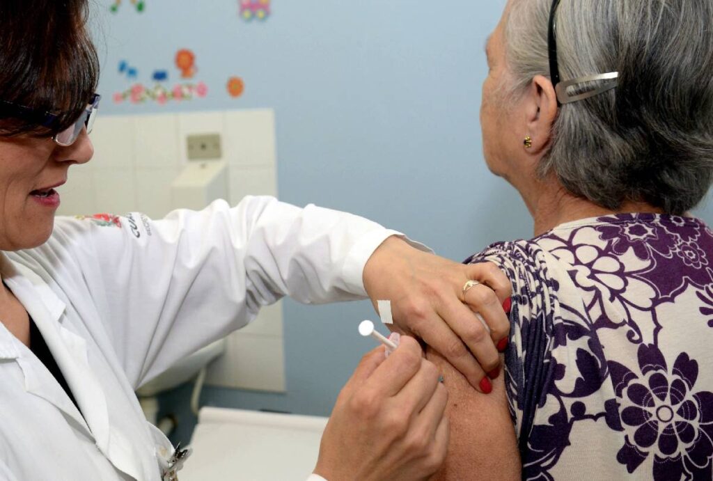 Mulher tomando vacina