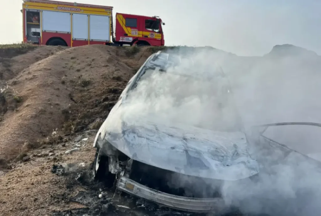Carro destruído após corpo ser carbonizado