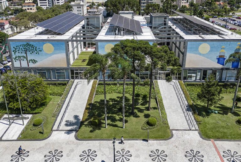 Fachada da Prefeitura de Curitiba