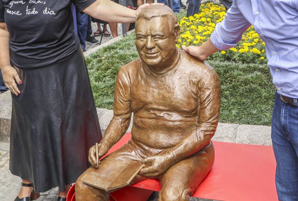 estatua-jaime-lerner-centro-curitiba