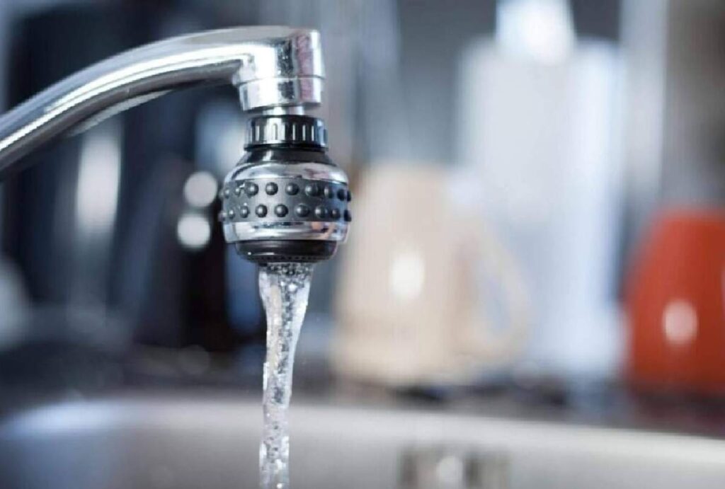 Água saindo da torneira