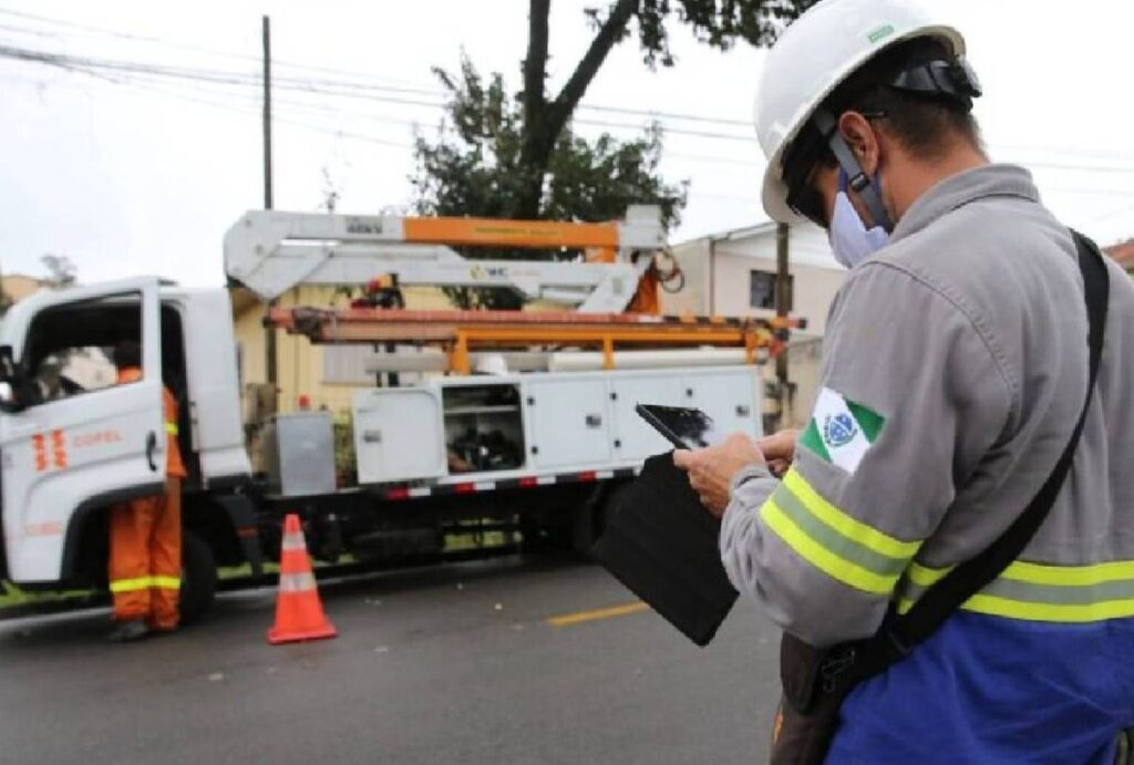 Funcionário da Copel trabalhando