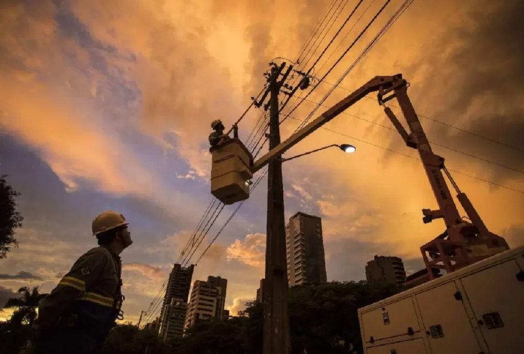 Funcionários da Copel trabalhando