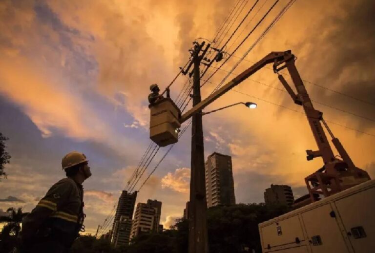 Funcionários da Copel trabalhando