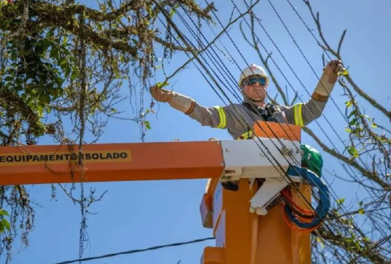 Funcionário da Copel trabalhando