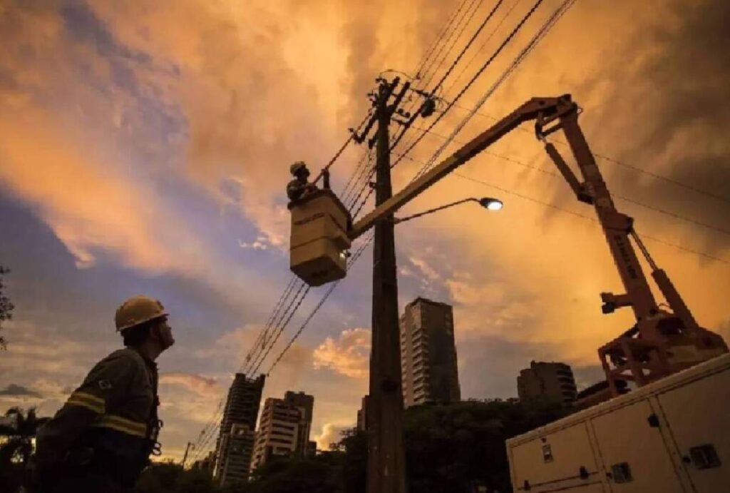 Funcionários da Copel trabalhando