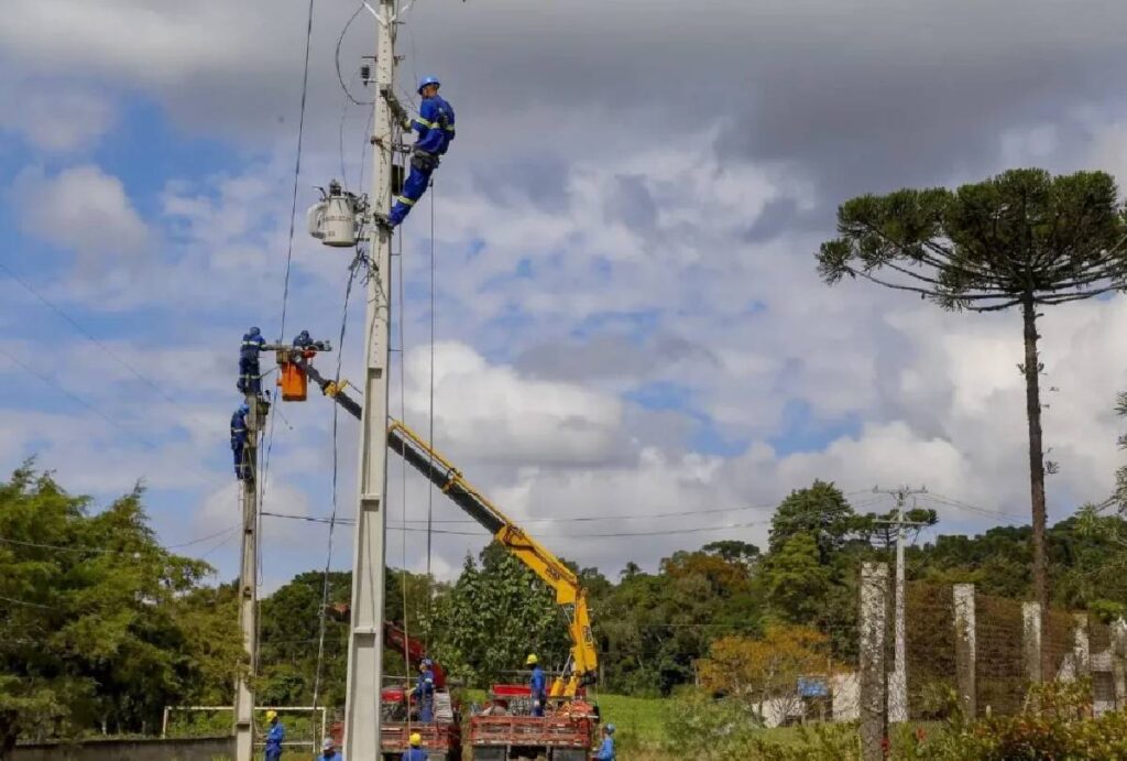 Funcionários da Copel trabalhando