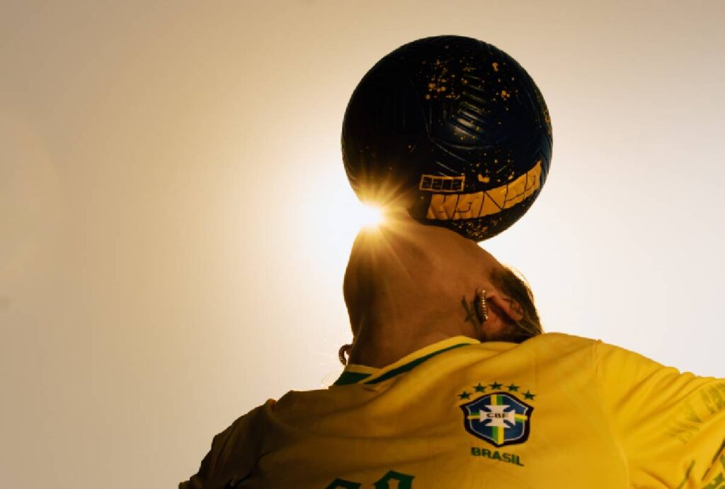 Homem equilibrando bola na cabeça