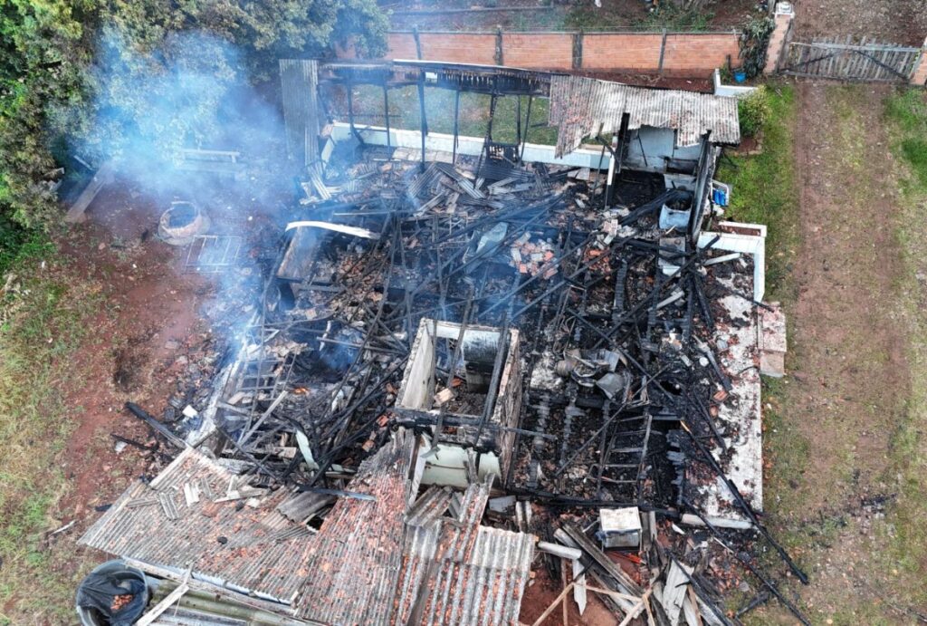 homem-coloca-fogo-casa-ex