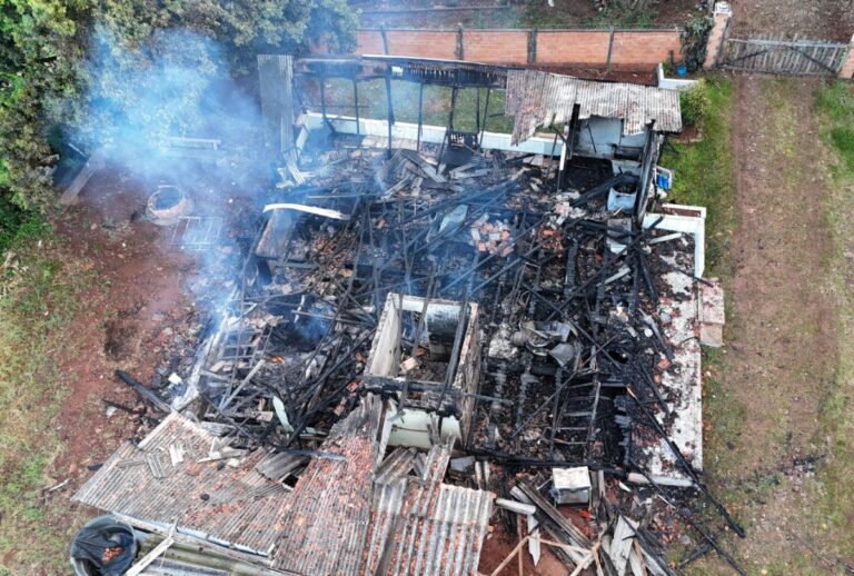 homem-coloca-fogo-casa-ex