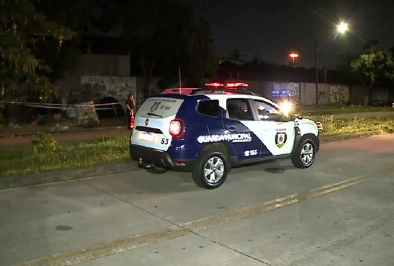 Viatura da GM no local onde homem foi morto no Parolin