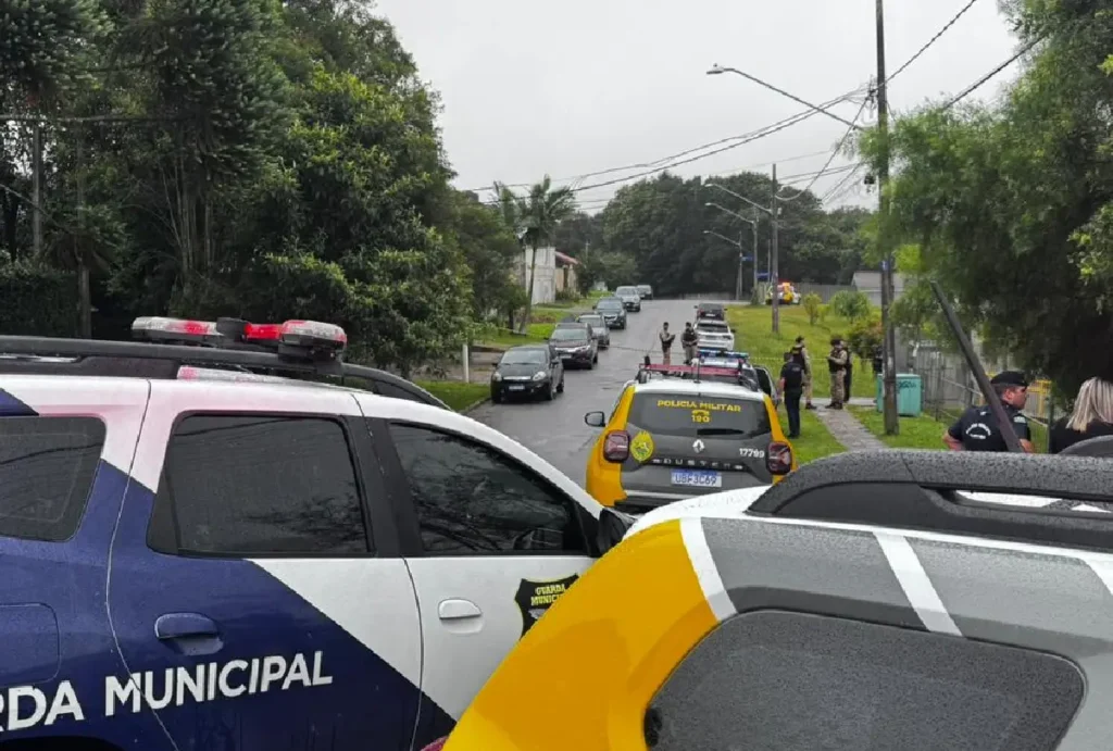 Viatura da PM no local onde homem morreu