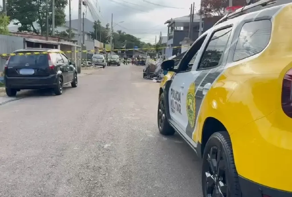 Viatura da PM e carro onde jovem foi morto no Sítio Cercado
