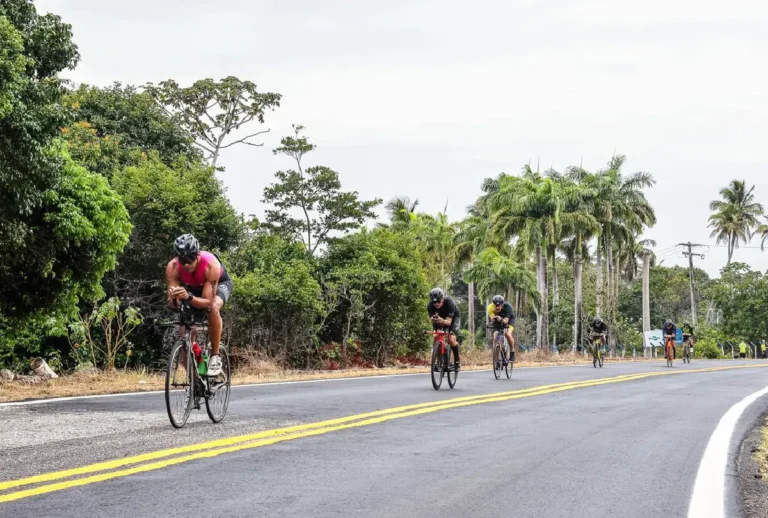 Ciclistas competindo