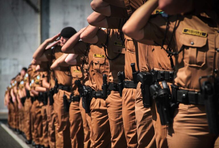 Policiais perfilados em formatura