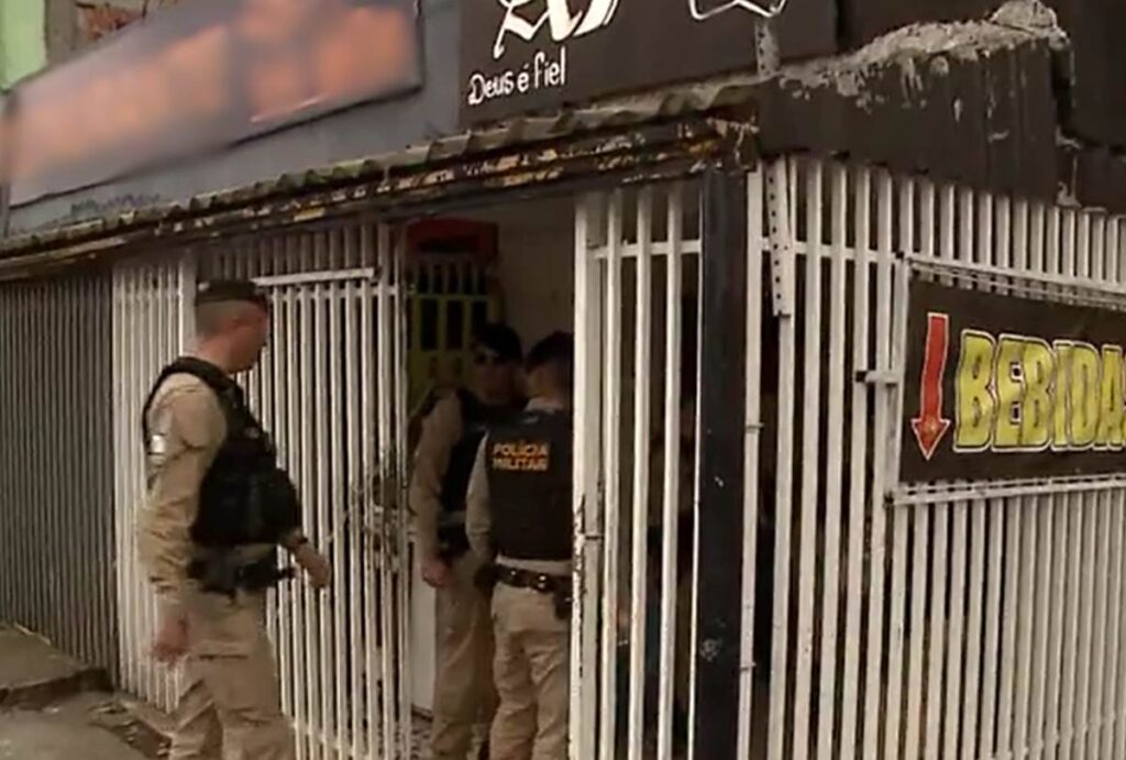 Local onde mulher foi morta, nesta manhã, no bairro Umbará