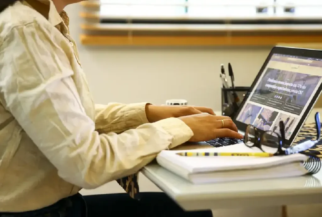 Mulher trabalhando no computador