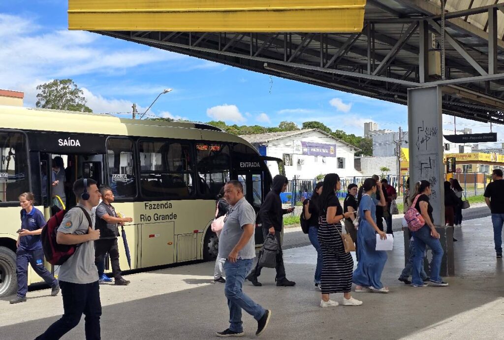 Ônibus metropolitano em terminal