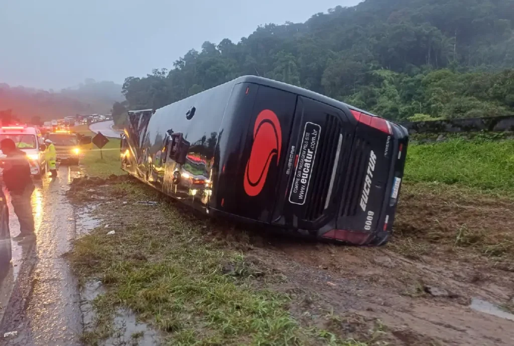 Acidente com ônibus na BR-116 em Campina Grande do Sul