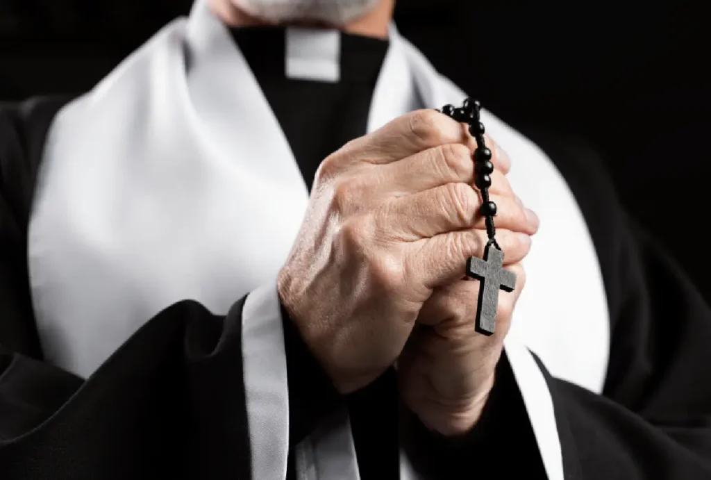 Padre segurando terço