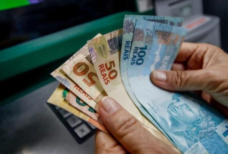 Pessoa manuseando notas de dinheiro.