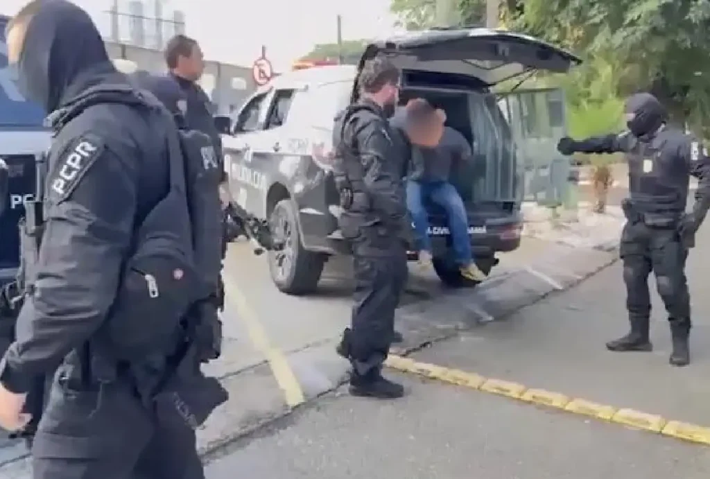 Suspeitos sendo presos em Curitiba