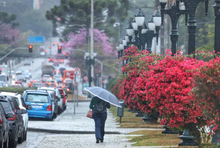 Mulher andando na chuva