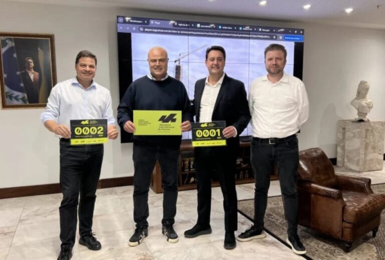 Sandro Alex, Alexandre Leprevost, Ratinho Jr e João Guilherme Leprevost em entrega do número do peito para o governador